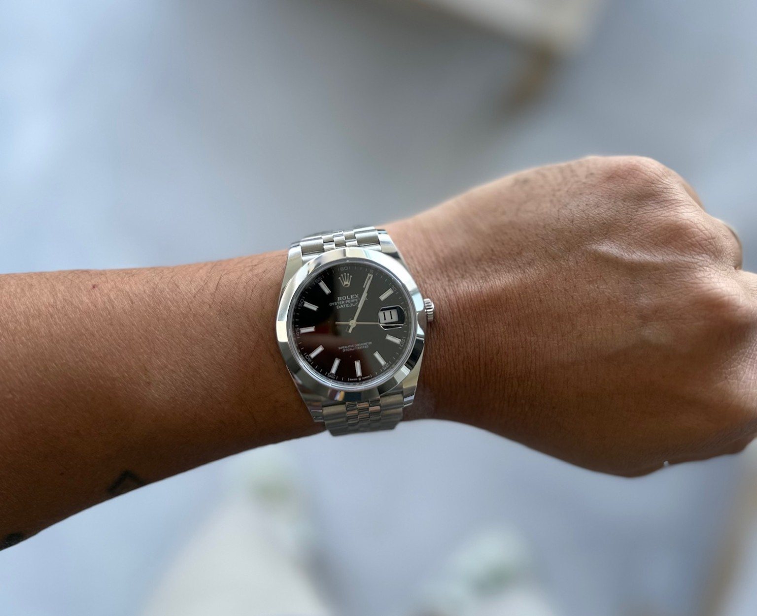 Rolex Datejust: smooth bezel, strong presence